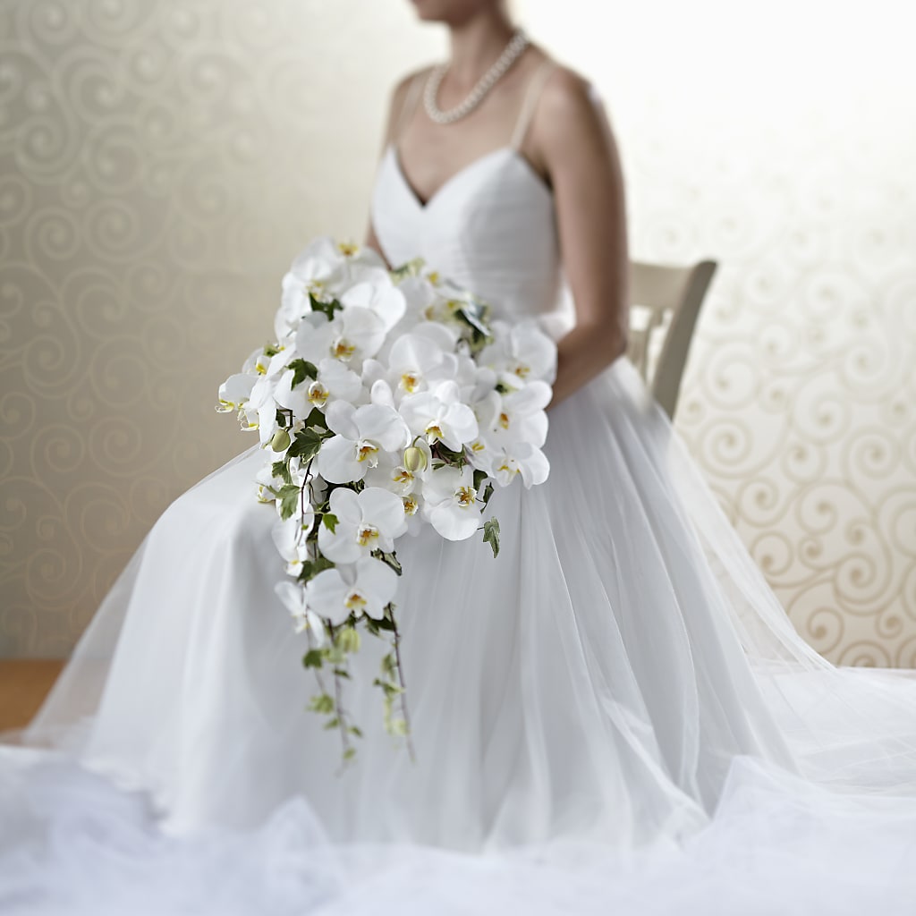 Classic White Bouquet – Bella Fleur Sweets And Gifts Inc, Aurora IL