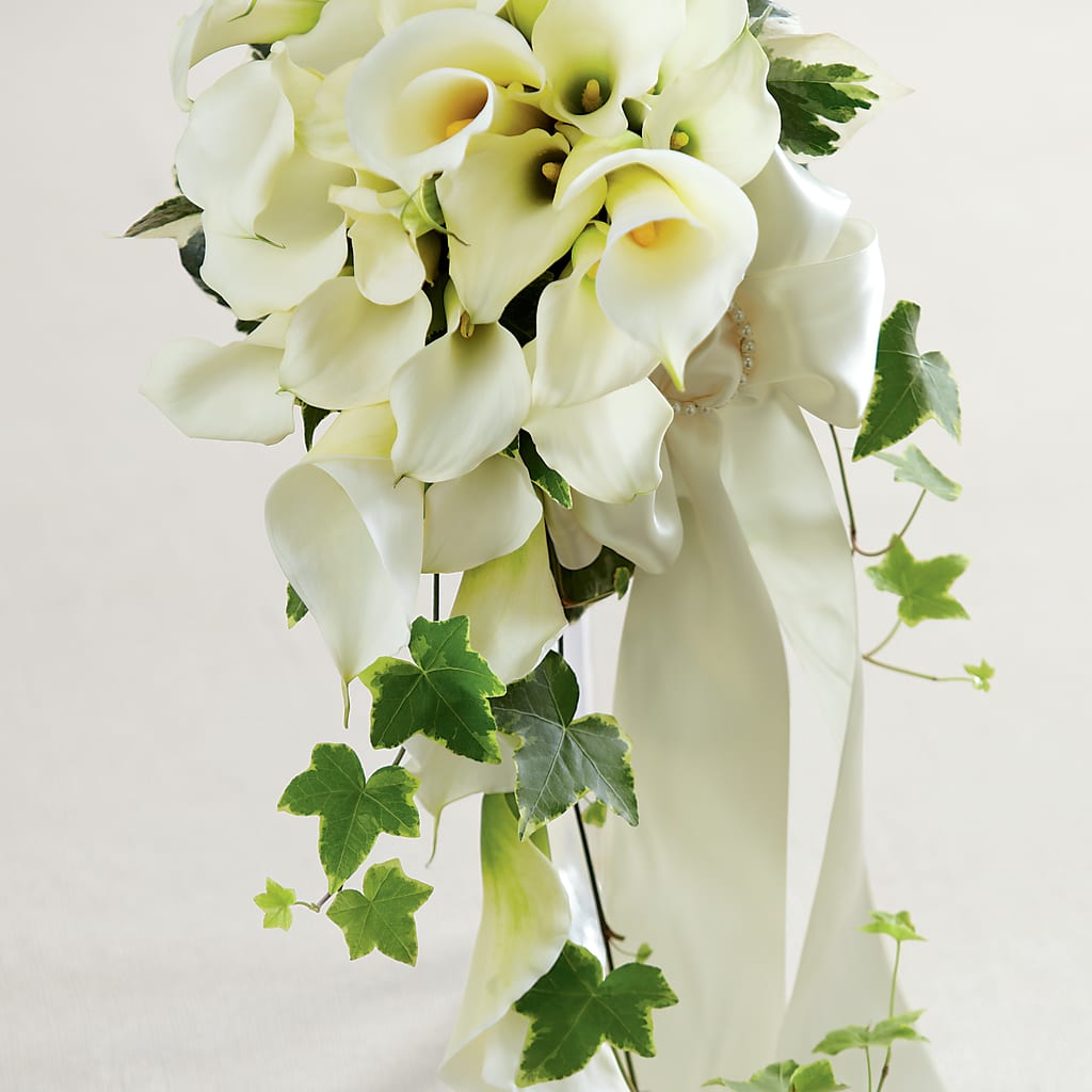 White Chapel Bouquet – Bella Fleur Sweets And Gifts Inc, Aurora IL