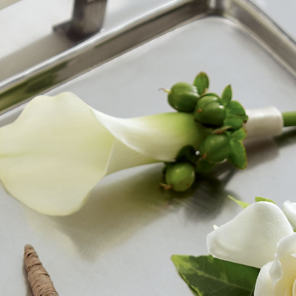 White Calla Boutonniere – Bella Fleur Sweets And Gifts Inc, Aurora IL